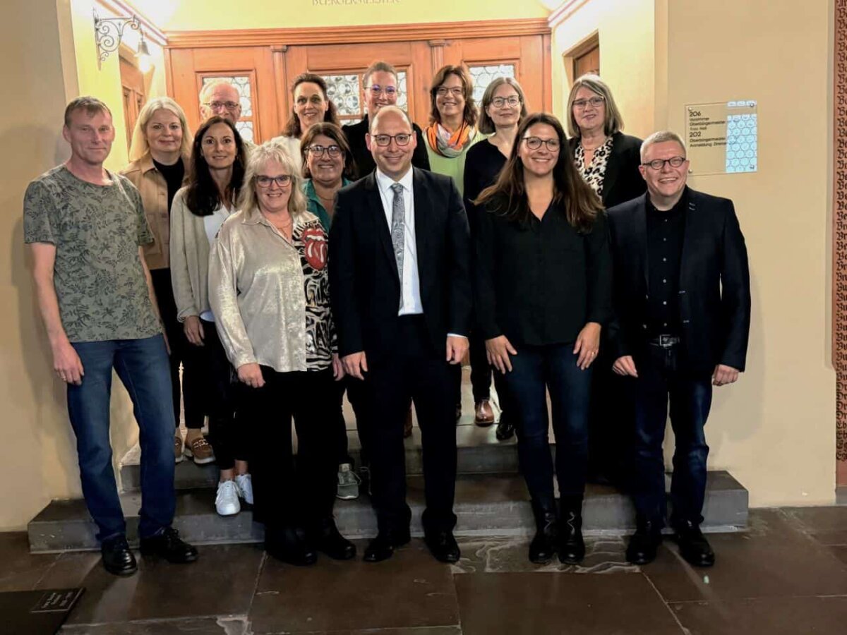 Oberbürgermeister Dr. Christian Ruf und Bürgermeisterin Ines Gaehn ehren langjährige Mitarbeiterinnen und Mitarbeiter der Stadtverwaltung, die ihr 25- oder gar 40-jähriges Dienstjubiläum feiern konnten (von links): Werner Klasen, Sabine Wagner, Martina Mattern, Siegfried Storz, Ulrike Müller, Susanne Häsler, Hatin Duyar, Tamara Heim, OB Dr. Ruf, Petra Linder, Petra Madlener, Bürgermeisterin Gaehn, Beate Dreher und Marco Schaffert (Foto: Stadt Rottweil/Aue).