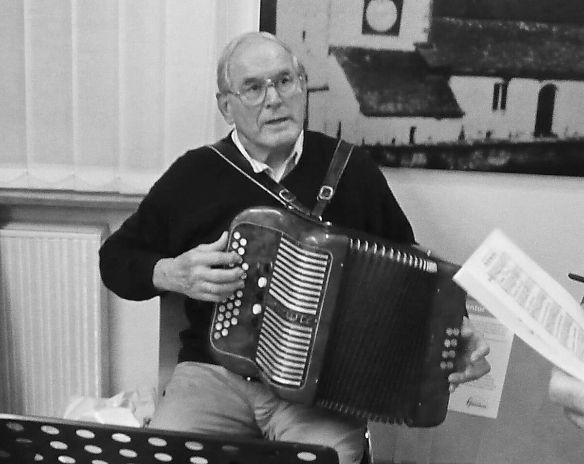 Edwin Klausmann 2012 am Akkordeon im Heimathaus. Foto: Heimathaus