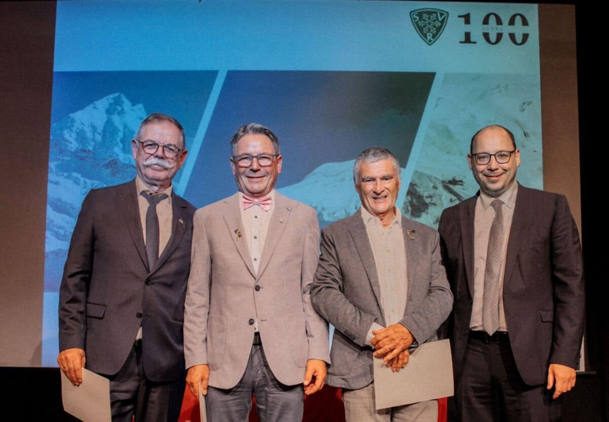 Oberbürgermeister Dr. Christian Ruf (rechts) ehrte Rolf Schanz, Florian Fischer und Gerd Baur (von links) mit der Landesehrennadel (Foto: Stadt Rottweil/Hermann).