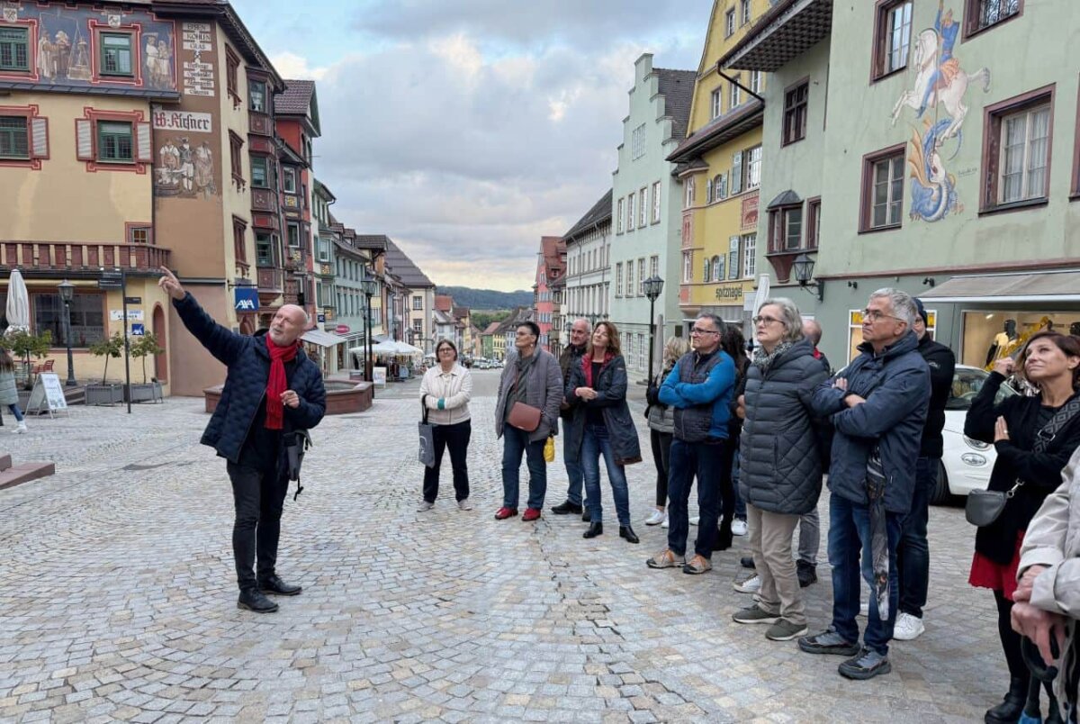 Stadtführer Joachim Maier hat nicht nur zum Alten Rathaus eine Menge zu erzählen. Foto: Tobias Hermann