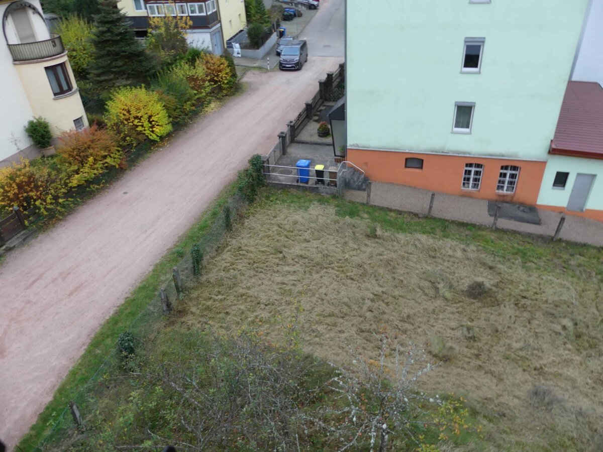 Unbebaute Grundstücke werden teurer, Mehrfamilienhäuser günstiger, Einfamilienhäuser bleiben etwa gleich. Beispiel Falkensteinstraße. Foto: him