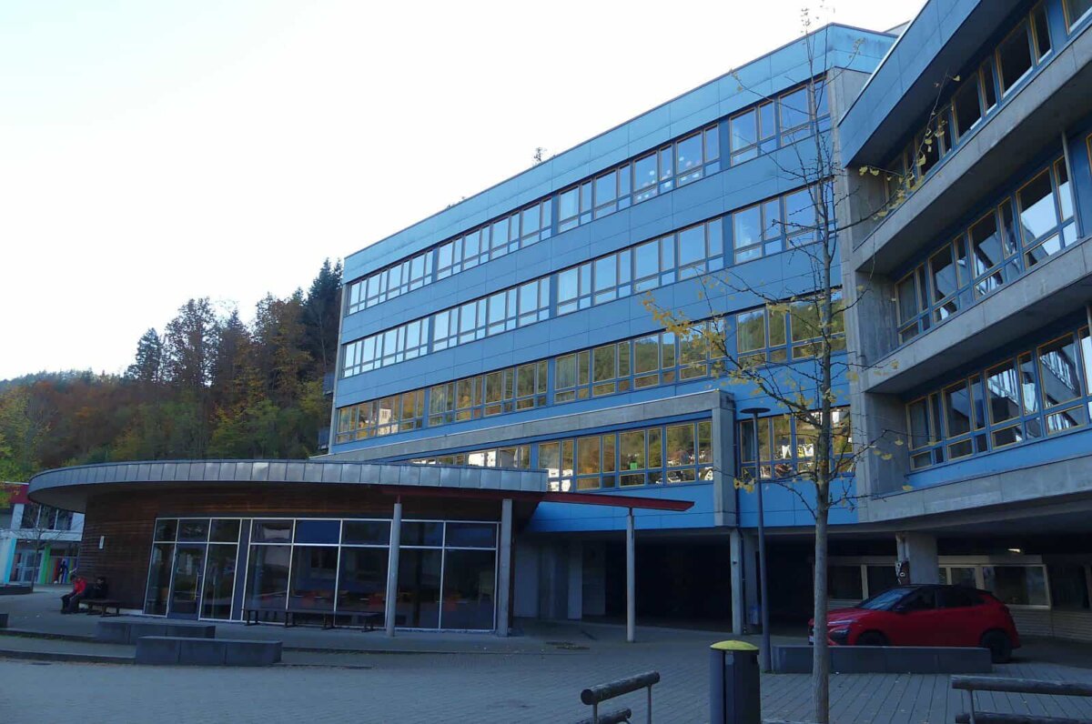 Das Gymnasium Schramberg stammt aus den 70er Jahren und ist ein Sanierungsfall. Foto: him