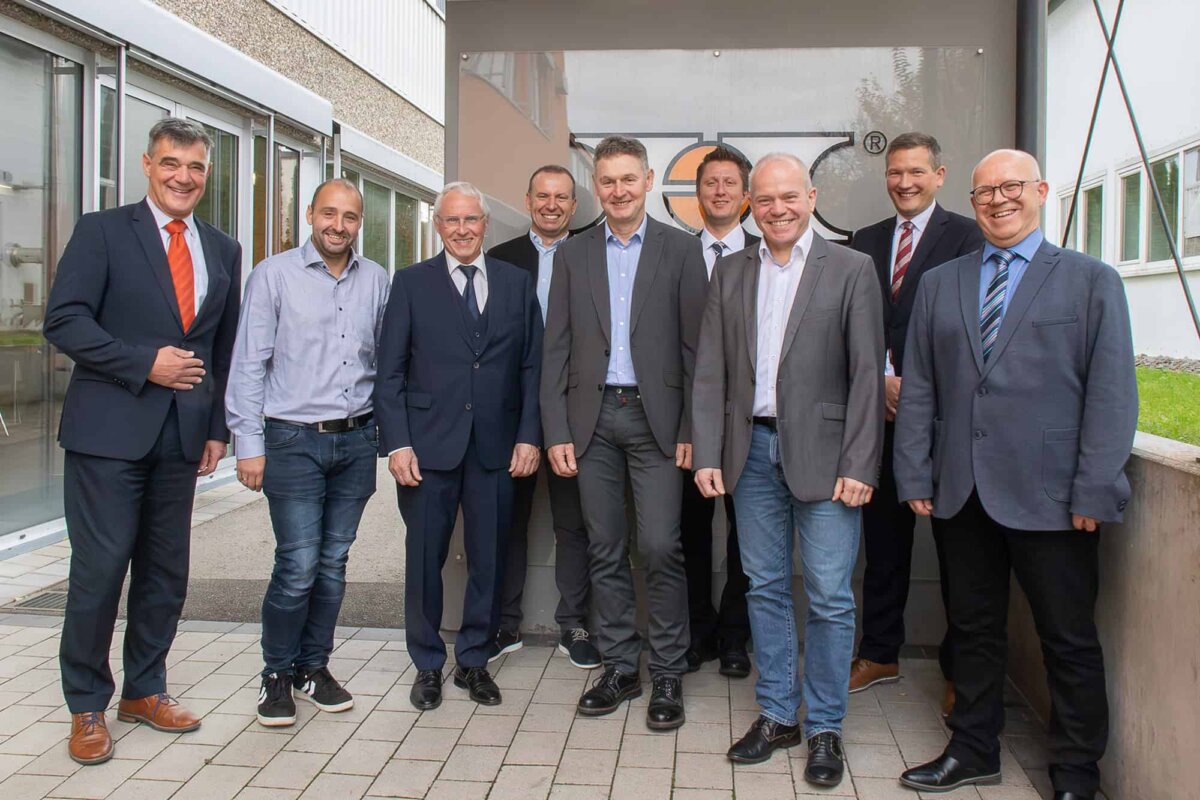 Bei der diesjährigen Jubilarfeier wurden drei HECO-Mitarbeiter für ihr langjähriges Engagement geehrt. Von links nach rechts: Achim Carstanjen (Geschäftsleitung), Sven Haberer (Jubilar), Stefan Hettich (Vorsitzender des Beirates), Volker Marte (Leitung technische Instandhaltung), Stefan Nagel (Jubilar), Dr. Christian Müller (Leitung Produktion & Technik), Roland King (Jubilar), Dr. Matthias Philip (Leitung Werkzeugtechnik & Fertigungssysteme), Jürgen Neujahr (Betriebsratsvorsitzender).Foto: HECO