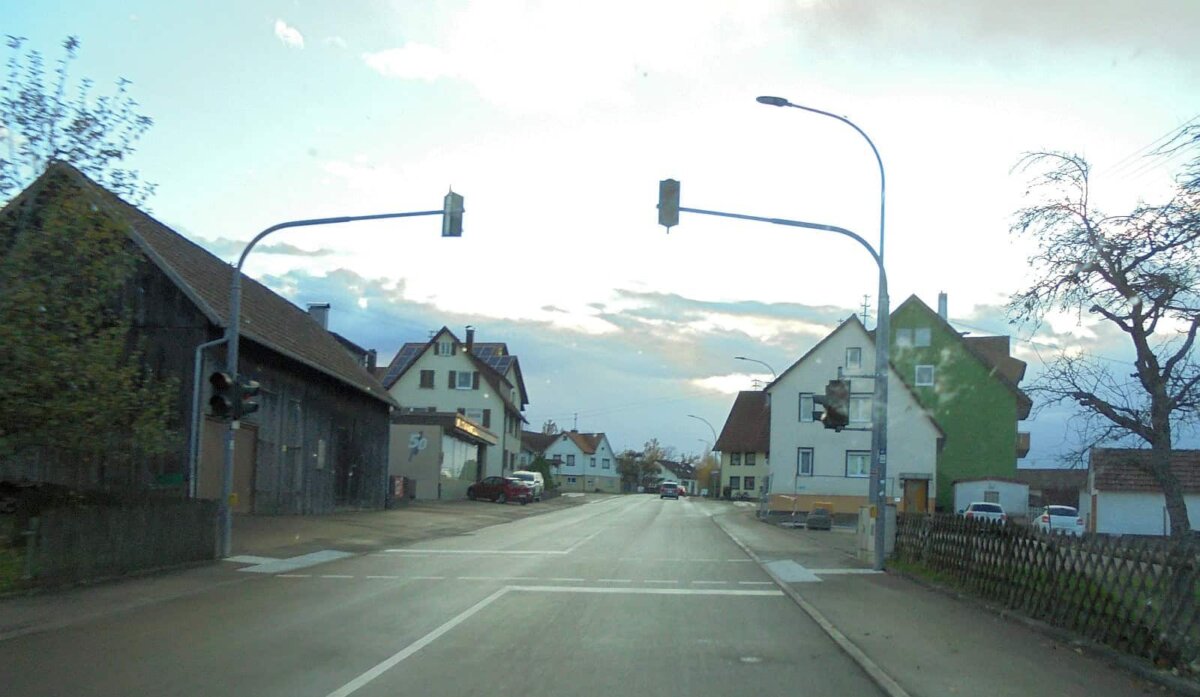 Die Fußgängerampel in Heiligenbronn soll nicht zu einer geschwindigkeitsgesteuerten Ampel umgebaut werden. Archiv-Foto: him