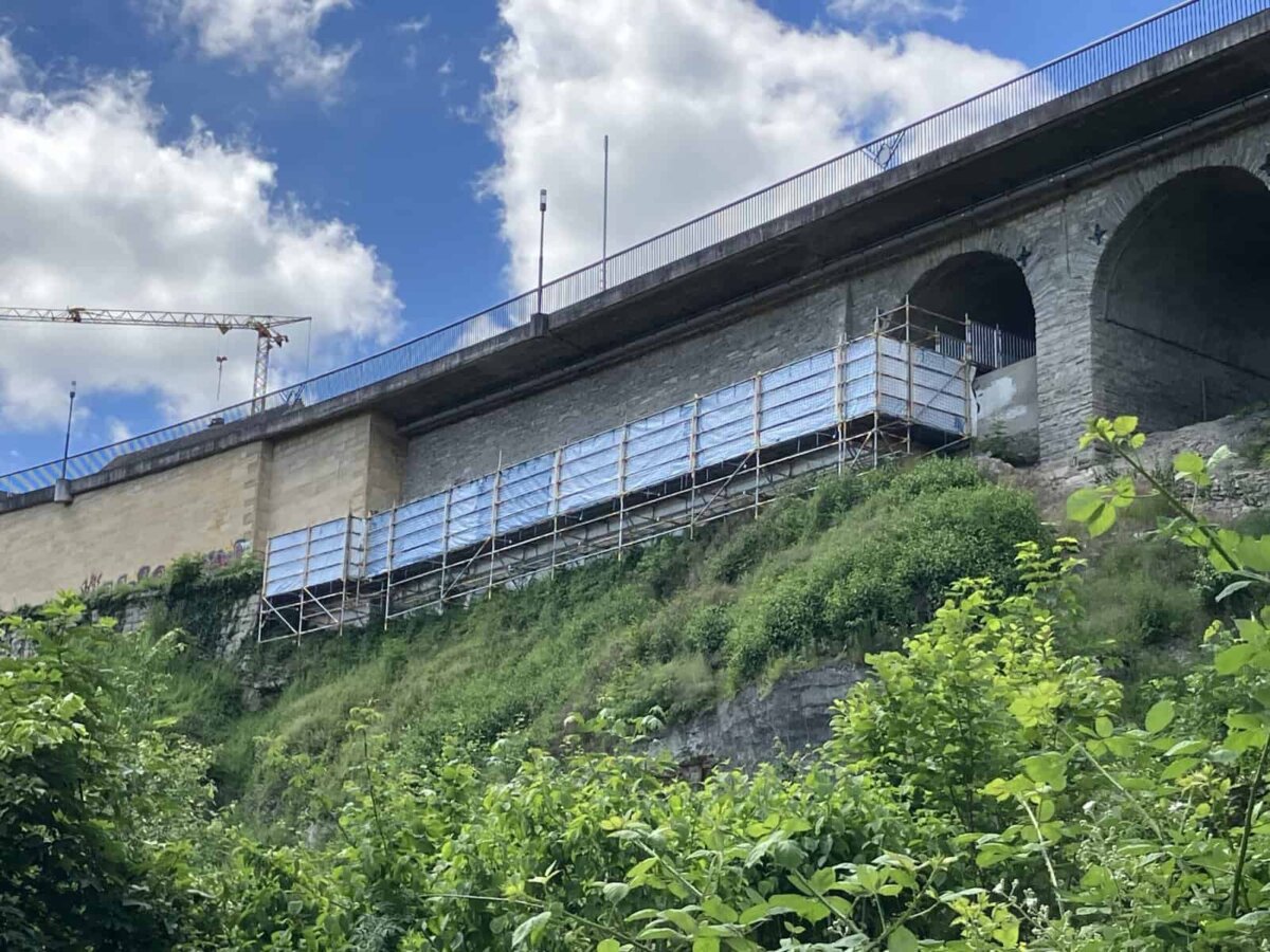 Die Fotos zeigen die Voruntersuchung des bestehenden Stegs am Viadukt. Die Betonplatte weist erhebliche Schäden auf und soll durch eine Stahlkonstruktion ersetzt werden (Foto: Stadt Rottweil / Jauch).