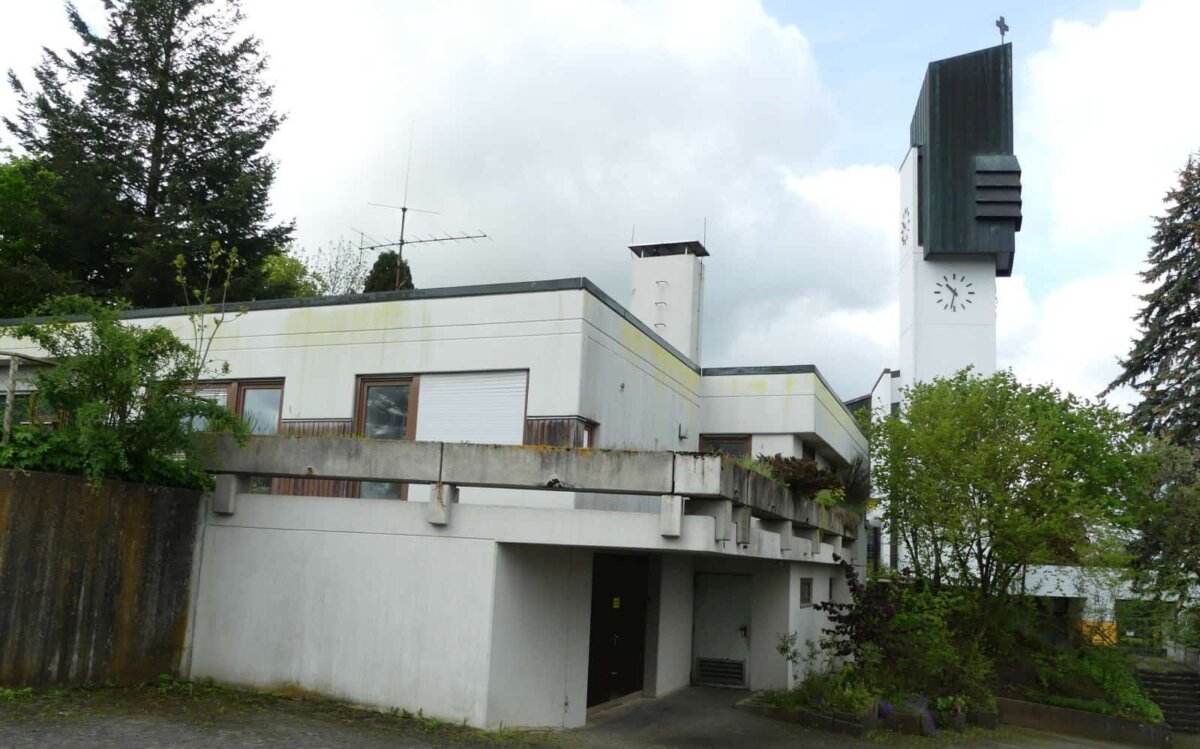 Das seit Jahren leer stehende alte Pfarrhaus in Waldmössingen. Foto: him