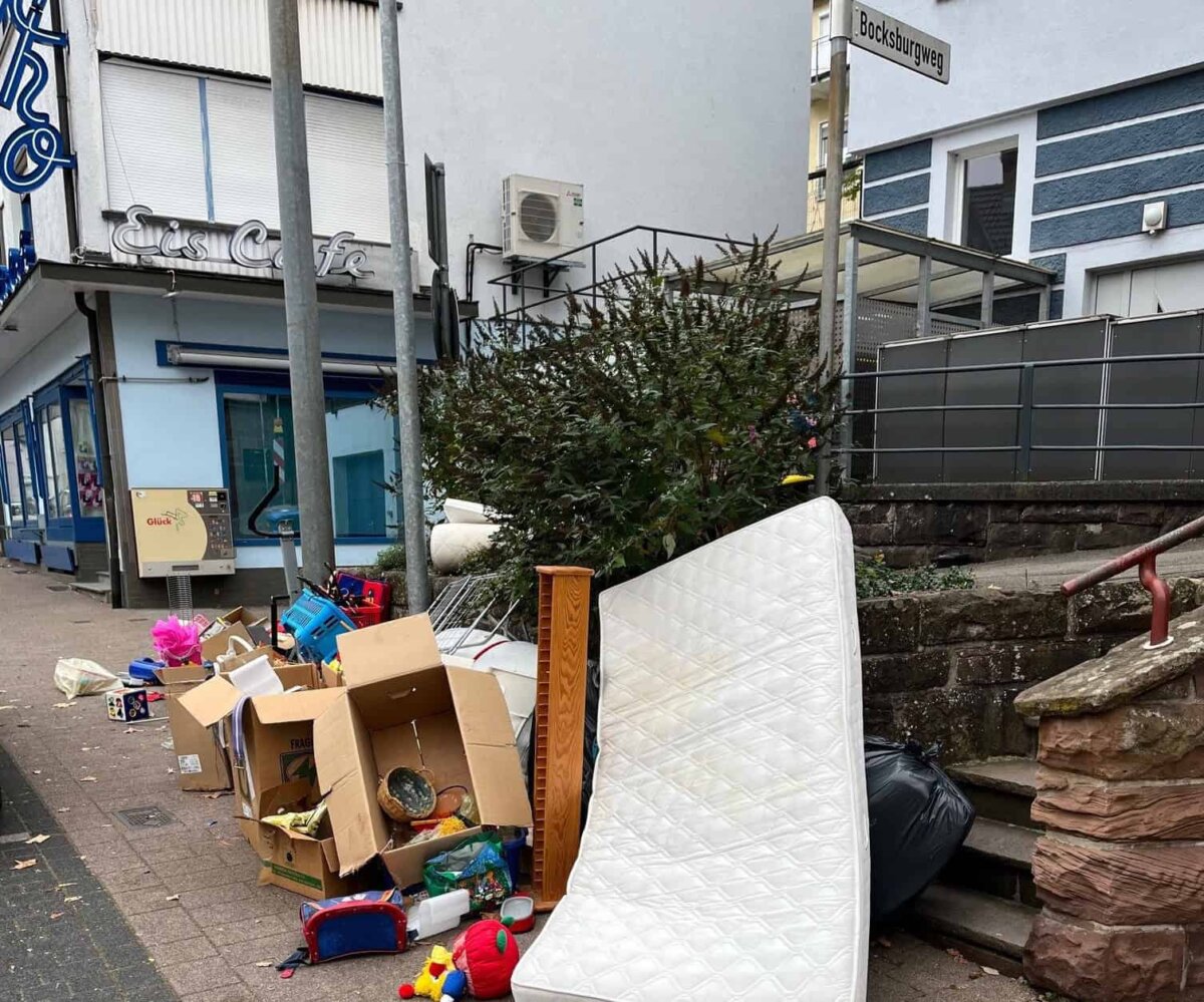Müll auf dem Gehweg in der Oberndorfer Straße. Foto: Martin Maurer