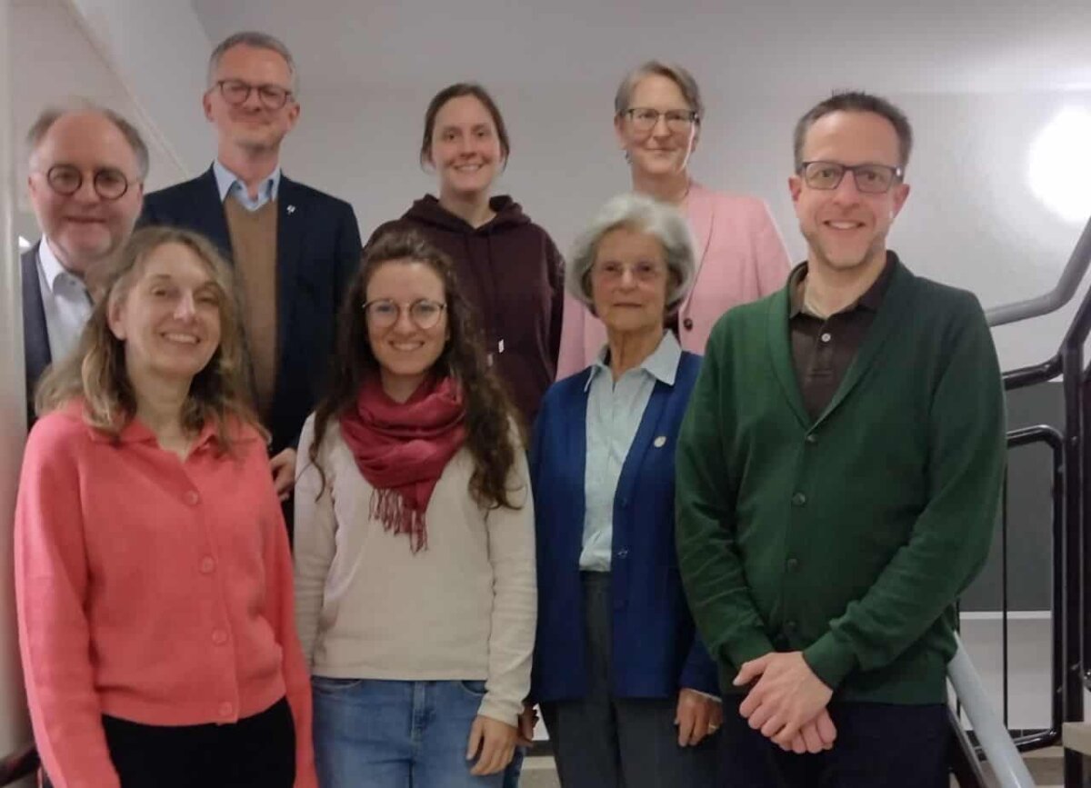 Untere Reihe von links: Sigrid Melsbach, Elisabeth Hämmerle, Hildegund Glowka und Clemens Maier
Obere Reihe von links: Vorsitzender Patrick Mink, Pfarrer Timo Weber, Chorleiterin Lisa Hummel und 2. Vorsitzende Heike Lutz-Marek
Es fehlen: Dorothea Burry und Brigitte Muschal. Foto: Münsterchor