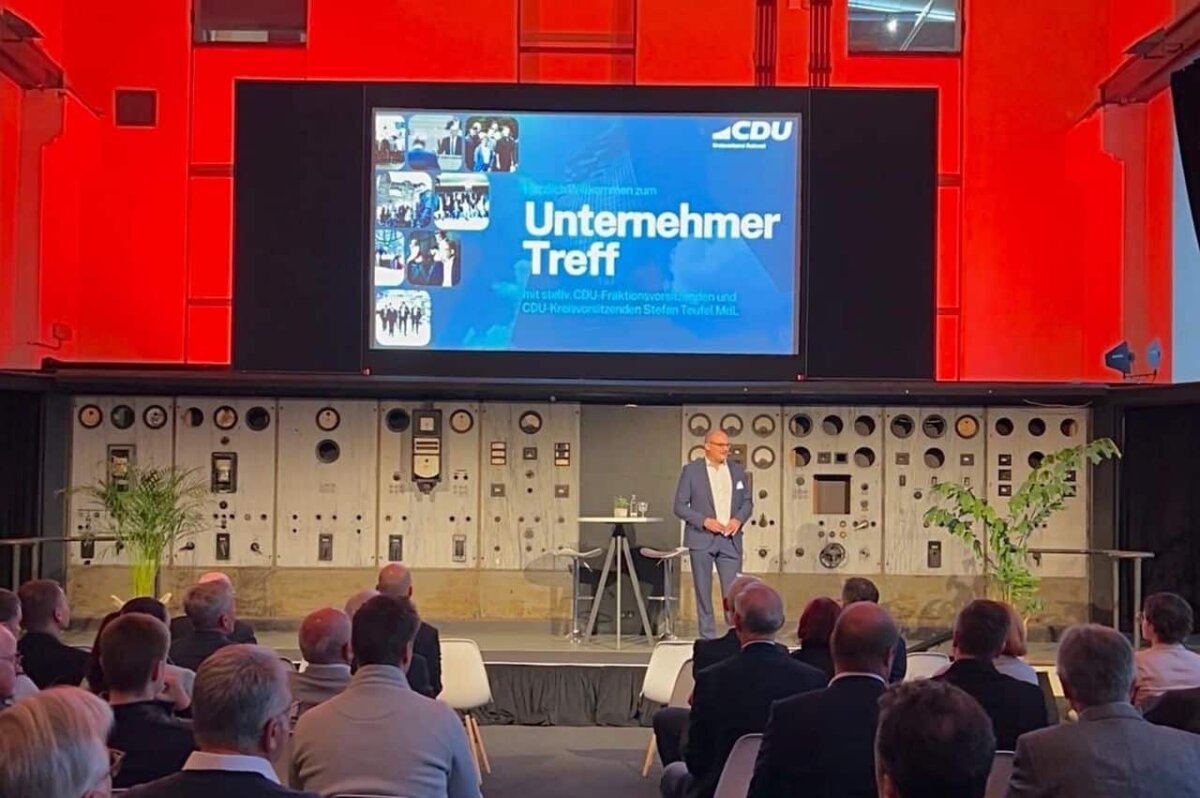 CDU-Kreisvorsitzender und Landtagsabgeordneter Stefan Teufel begrüßt die rund 80 Teilnehmer des dritten Unternehmertreffs des CDU-Kreisverbandes. Die  Devise auch dieser Veranstaltung "Gute Politik entsteht im Dialog." Foto: pm