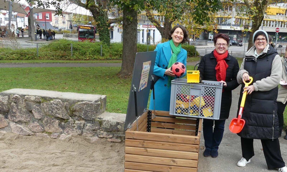 Oberbürgermeisterin Dorothee Eisenlohr, Susanne Gwosch und Julia Kiefer (von links) freuen sich über die neue Sandelkiste am Leibbrandspielplatz. Foto: him