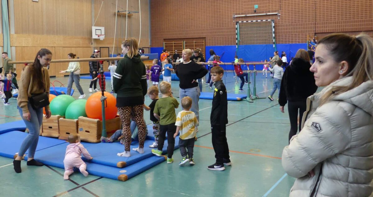 Vi3leKinder und ihre Eltern tummelten sich beim Spiel- und Sporttag in der Karl- Diehl-Halle. Alle Fotos: him