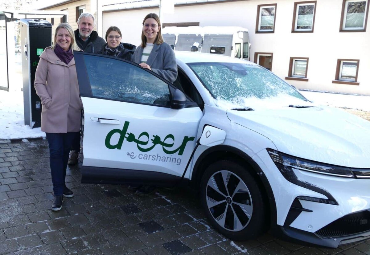 Von links: Bürgermeisterin Carmen Merz, Bauamtsleiter
Georg Kunz, Lea Blesl und Eileen Stork (beide deer e
carsharing) (Foto: Schaber)
