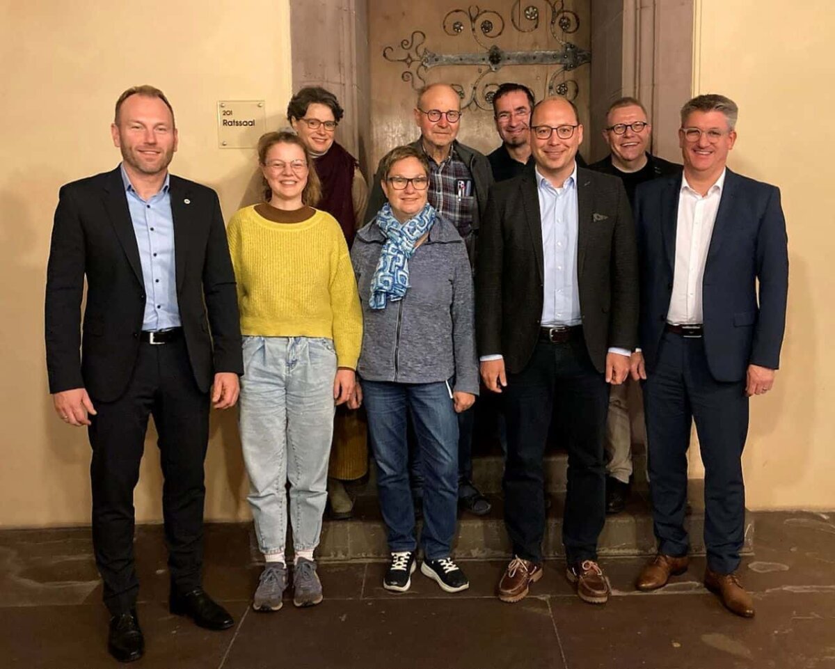 Der neu formierte Stiftungsrat der Kulturstiftung Rottweil: Das Bild zeigt die Stiftungsrätinnen und Stiftungsräte der Kulturstiftung Rottweil zusammen mit Oberbürgermeister Dr. Christian Ruf als Stiftungsvorsitzenden und Kulturfachbereichsleiter Marco Schaffert als Geschäftsführer. Das Foto zeigt von links Boris Braun, Vorstand der Volksbank Rottweil, Felicitas Bott, Monika Hugger, Elke Reichenbach, Karl-Theodor Häring, Ralf Banholzer, OB Dr. Christian Ruf, Marco Schaffert und Christian Kinzel, Vorstandsvorsitzender der Kreissparkasse Rottweil (Foto: Stadt Rottweil / Heß).