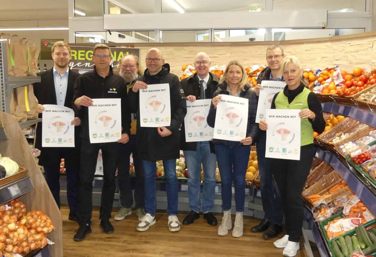 Freude über Initiaitive (von links): Bürgermeister Michael Moosmann, Stefan Öttle, Konrad Flegr, Konrad Brantner, Landrat Wolf-Rüdiger Michel, Angelika Jetter, Behindertenbeauftragter Thomas Schenk und Christina Öttle. Foto: him