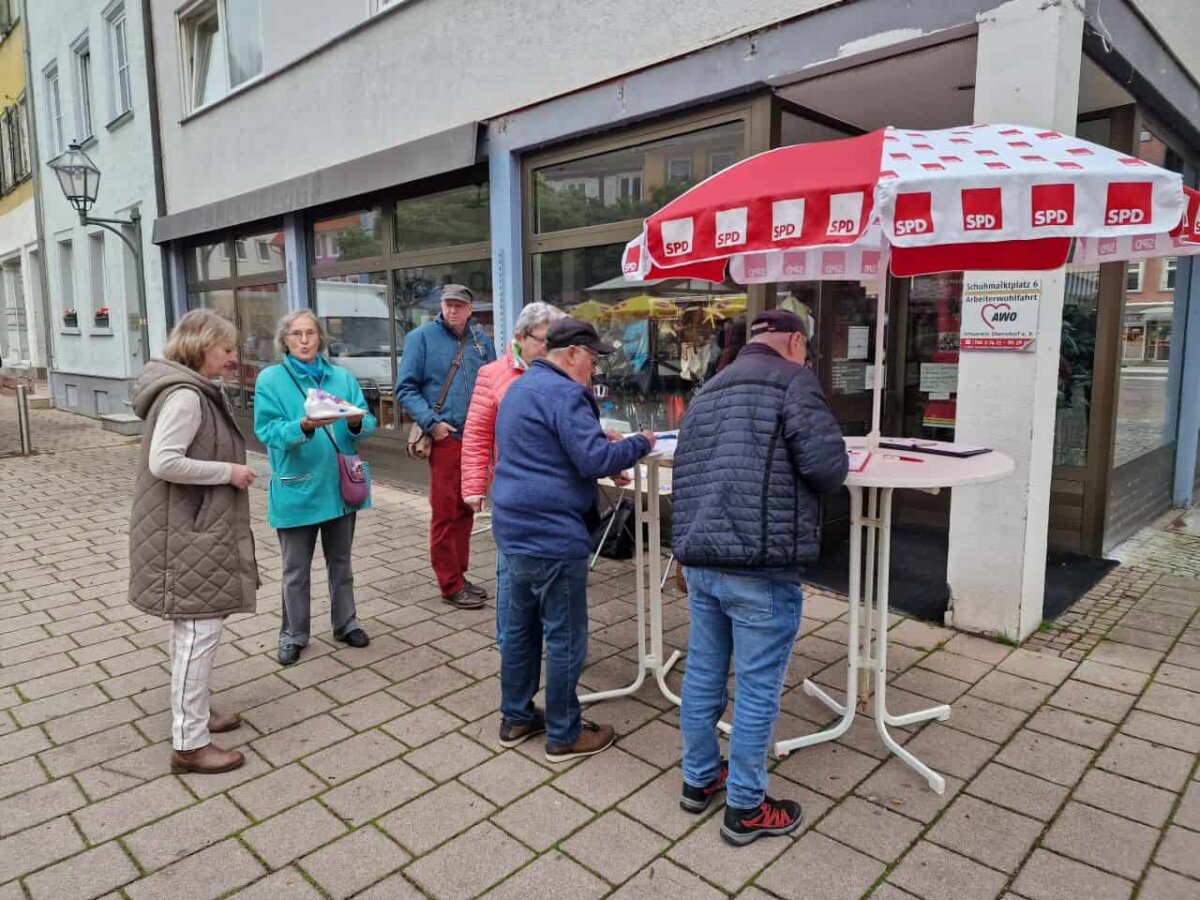 Unter anderem am SPD-Infostand auf dem Schuhmarktplatz in Oberndorf wurden Unterschriften für den Erhalt der Notfallpraxen gesammelt. Foto: Witkowski
