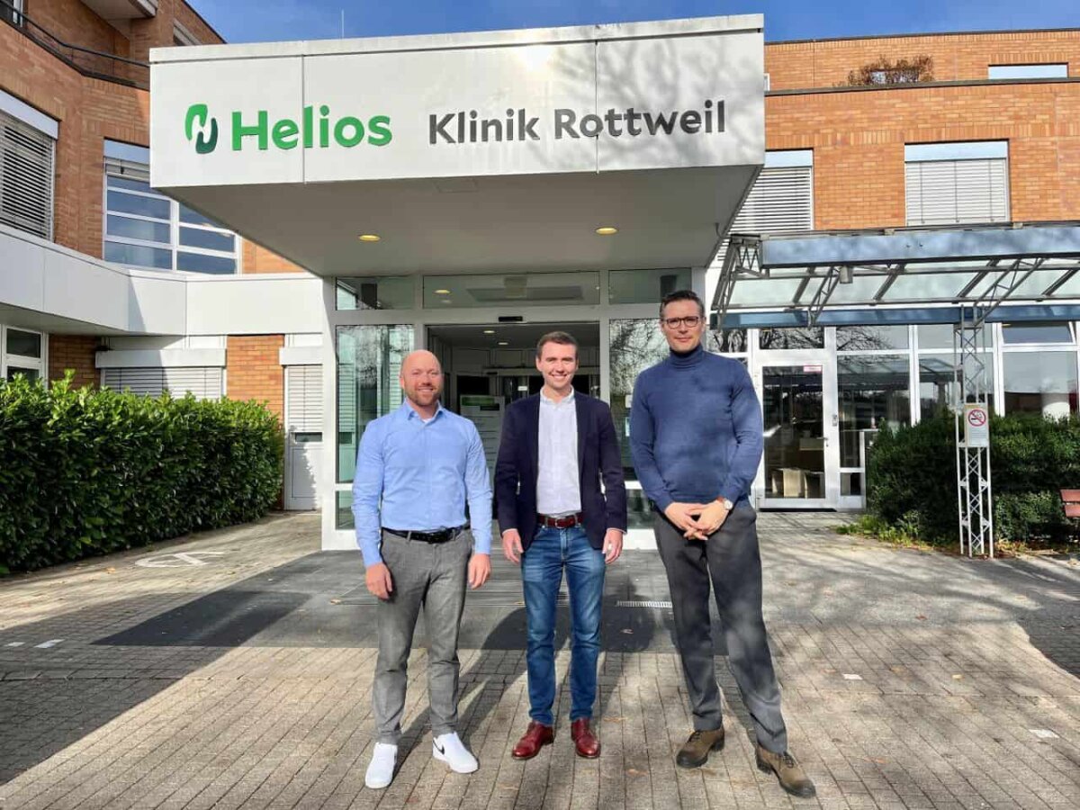 Regionalgeschäftsführer Florian Aschbrenner (rechts) verabschiedet Klinikgeschäftsführer Robert Brandner (links) und heißt seinen Nachfolger Moritz Lang (mittig) herzlich willkommen.Foto: Julia Stapel