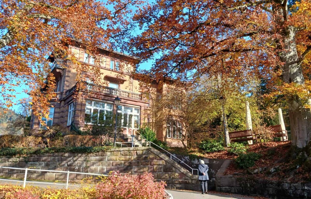 Im Dornröschenschlaf: Villa Junghans im Park der Zeiten. Foto: him