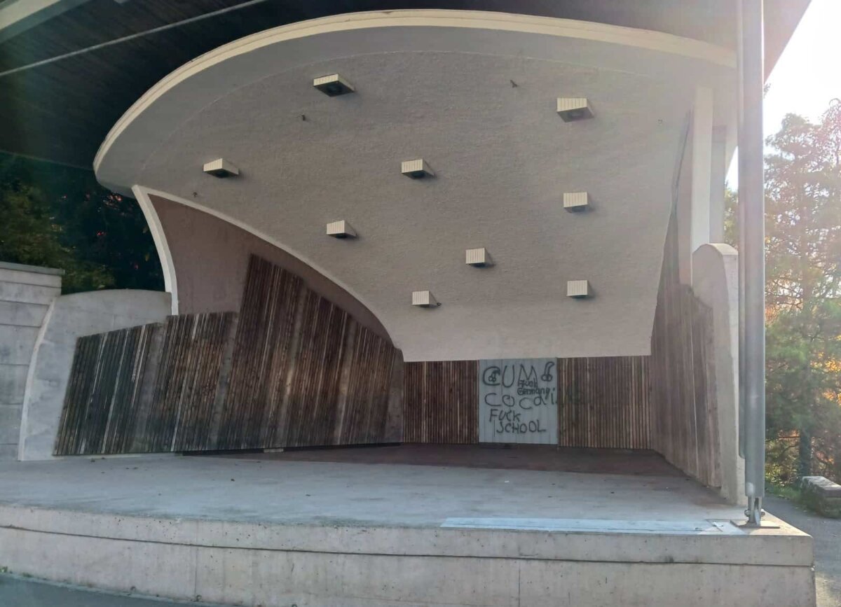 Schmierereien an der Rückwand der Konzertmuschel. Foto: him