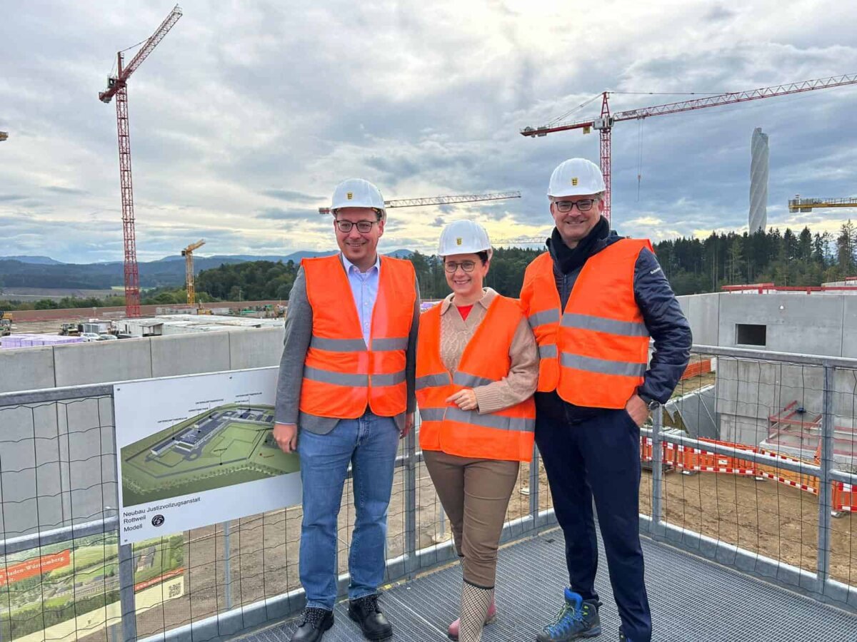 Oberbürgermeister Christian Ruf (links), Justizministerin Marion Gentges und der CDU-Abgeordnete Stefan Teufel besichtigen die JVA-Baustelle im Rottweiler Esch. Foto: pm