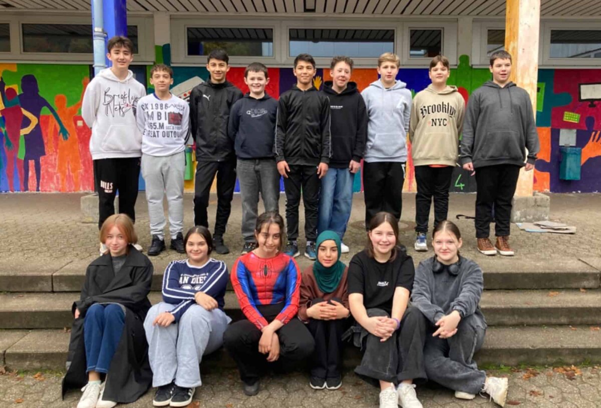 Schülerinnen und Schüler der Willkommensklasse zu Beginn des Schuljahres. Foto: EJS