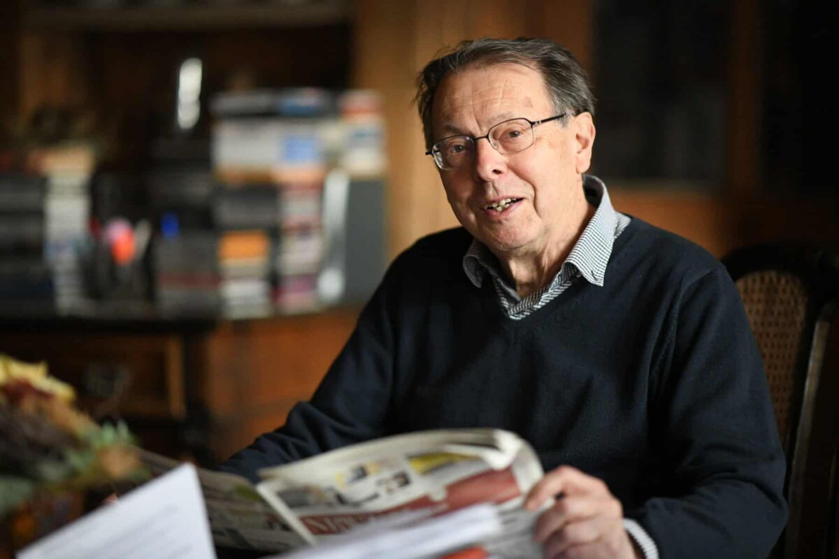 Der ehemalige Rottweiler Stadtarchivar Dr. Winfried Hecht. Hier bei der Lektüre der NRWZ zum Wochenende 2019. Archiv-Foto: Andreas Linsenmann