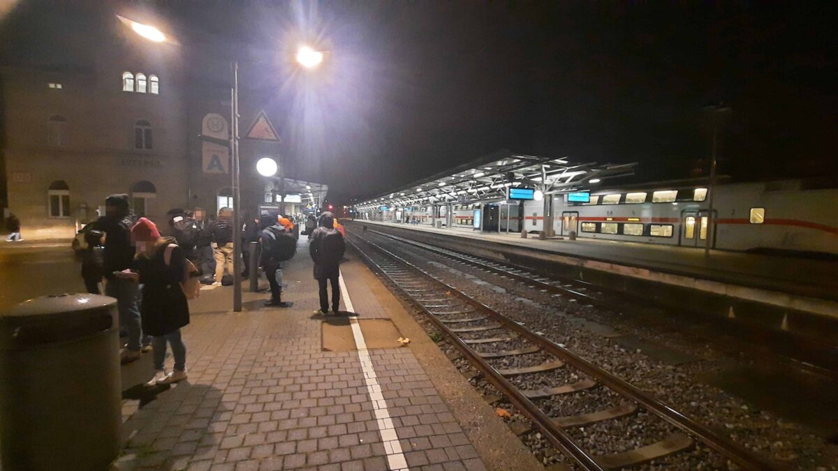 In Rottweil am Montagabend gestrandet - freilich ohne Sonne und Meer: Fahrgäste eines ICs nach Zürich. Foto: privat