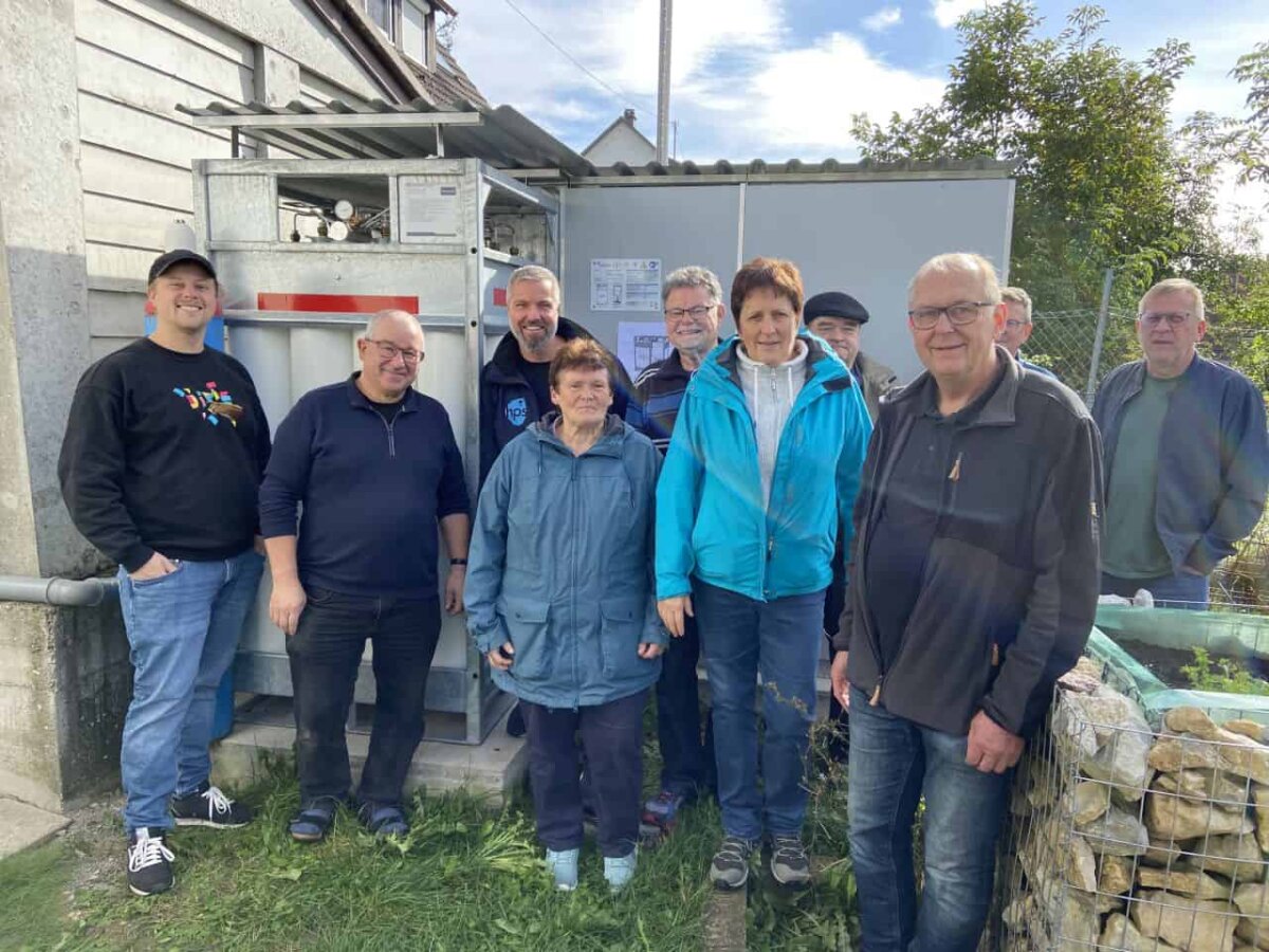 Großes Interesse zeigten die Besucher beim Tag der offenen Tür in Dornhan-Fürnsal bei Familie Echle. Unser Foto zeigt (von links nach rechts) Luca Wöhrle und Albert Echle sowie Peter Sanczel von homepowersolution zusammen mit interessierten Gästen beim Tag der offen Tür. Foto: pm