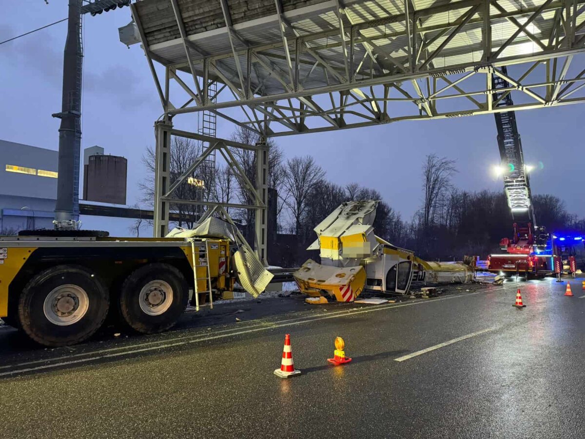 Nur noch Schrott: vom Lkw gestürzter Kran auf der B27. Foto: privat