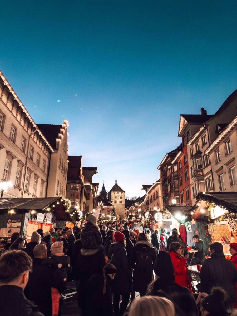 Kunsthandwerk, weihnachtlicher Dekoration, köstlichen Leckereien und warme Getränke: Bis zu 60.000 Besucherinnen und Besucher lassen sich jährlich das vorweihnachtliche Treiben unterm Schwarzen Tor in Rottweil nicht entgehen (Foto: Frommer).