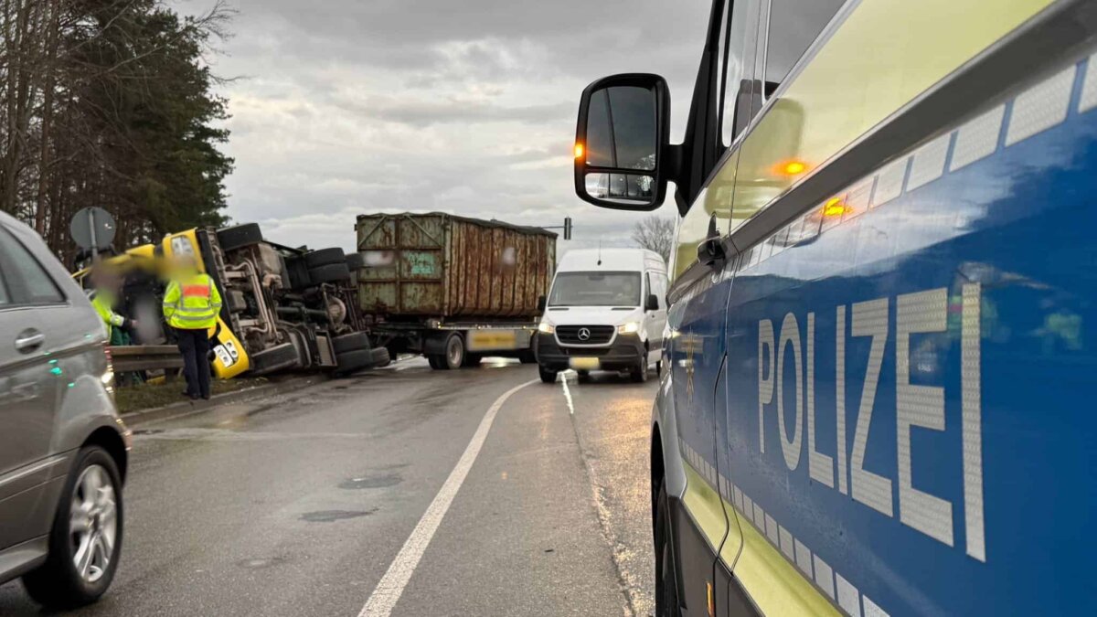 Umgekippter Lkw auf der B 462 bei Zimmern. Foto: Andreas Maier