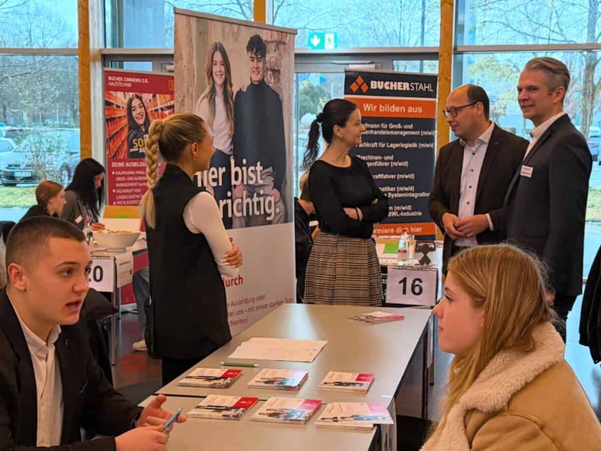 Oberbürgermeister Dr. Christian Ruf und Wirtschaftsförderer Alexander Stengelin (hinten von links) machen sich vor Ort ein Bild vom Azubi-Speed-Dating der Stadt Rottweil (Foto: Stadt Rottweil / Hermann).