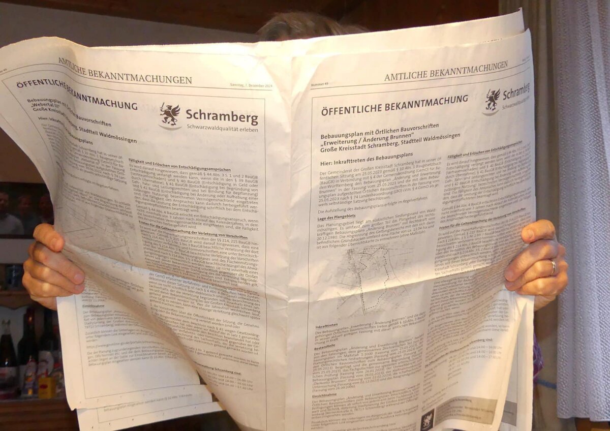 Ein Zeitungsbuch nur mit Bebauungsplänen gefüllt. Foto: him