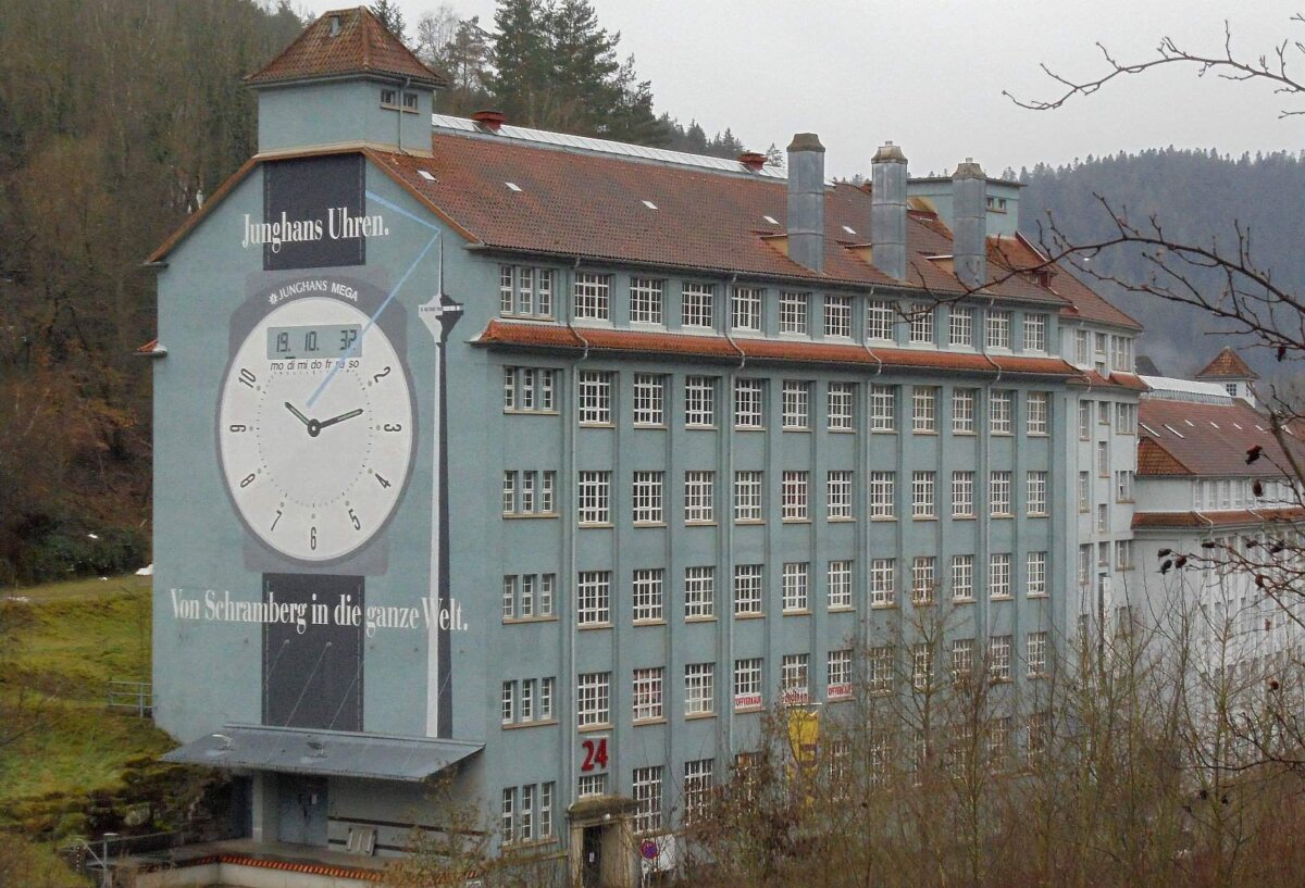 Markantes Wahrzeichen: die Junghans-Uhr an einem Gebäude des H.A,.U.-Gewerbeparks an der Oberndorfer Straße. Archiv-Foto: him