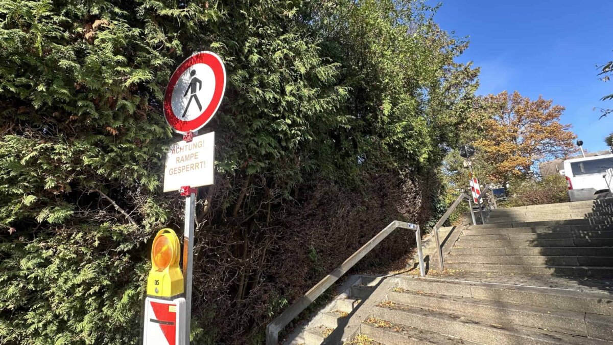 "Achtung! Rampe gesperrt" - an dieser Hecke ist ein Streit zwischen einem Bürger und der Verwaltung entbrannt. Archiv-Foto: gg