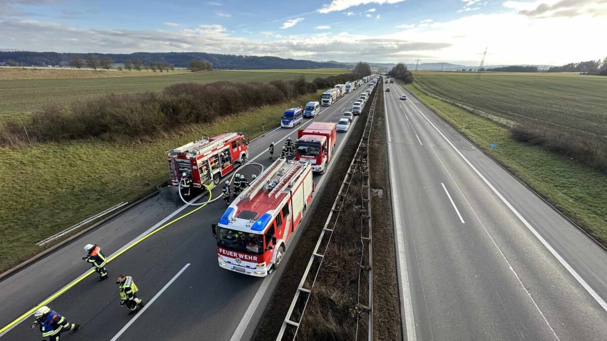 Einsatz von Feuerwehr und THW auf der A 81. Foto: Peter Arnegger