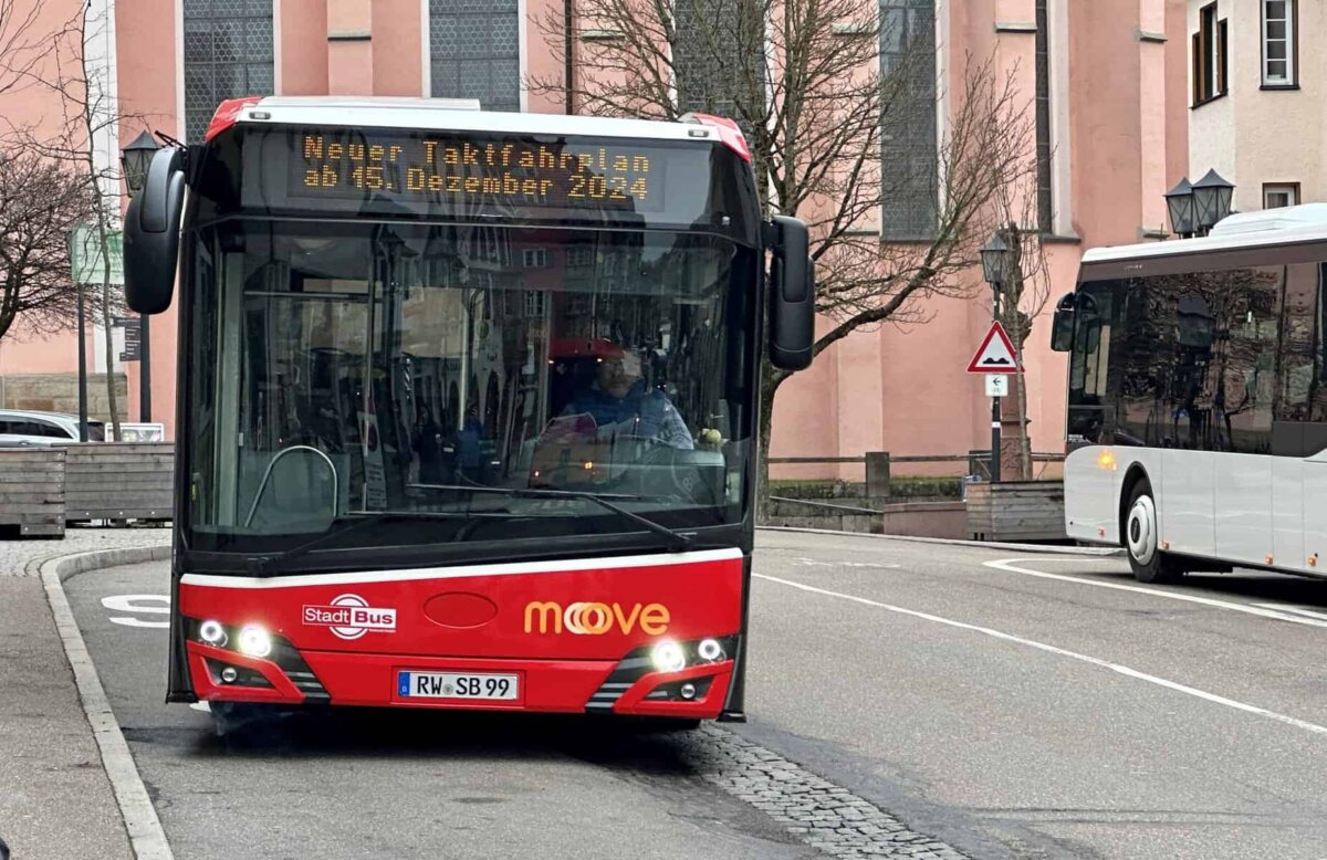 Alle Stadtbusse weisen derzeit mit einem Schriftband auf den neuen Fahrplan ab 15. Dezember hin. Alle neuen Linien mit den Abfahrzeiten finden sich unter www.rw2028.de/bus (Foto: Stadt Rottweil / Schick).