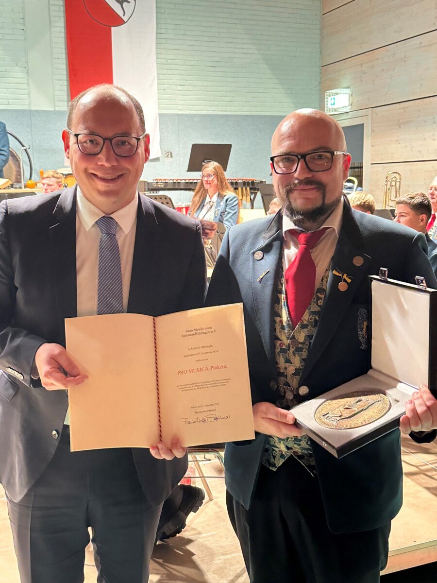 OB Dr. Christian Ruf (links) verleiht im Namen des Bundespräsidenten die Pro Musica-Plakette an den Musikverein Bühlingen. Das Bild zeigt OB Dr. Ruf (links) zusammen mit Markus Vogt, dem ersten Vorsitzenden des Vereins (Foto: Stadt Rottweil/Ruf).