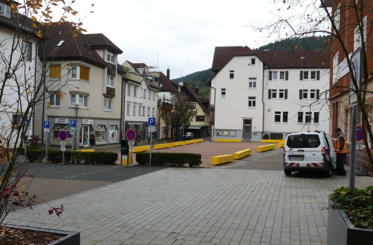 Dieser Platz neben dem Rathaus soll attraktiver werden. Foto: him