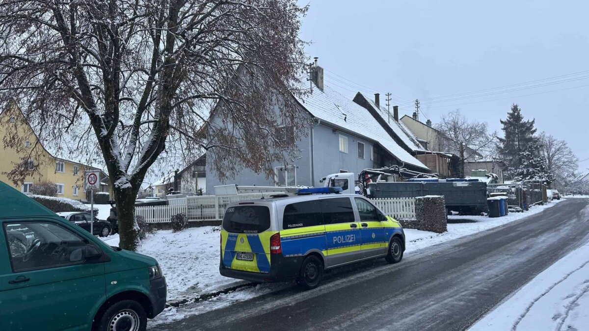 Polizei ist erneut am Ort des Geschehens in Irslingen: Eine Durchsuchung läuft. Foto: Peter Arnegger