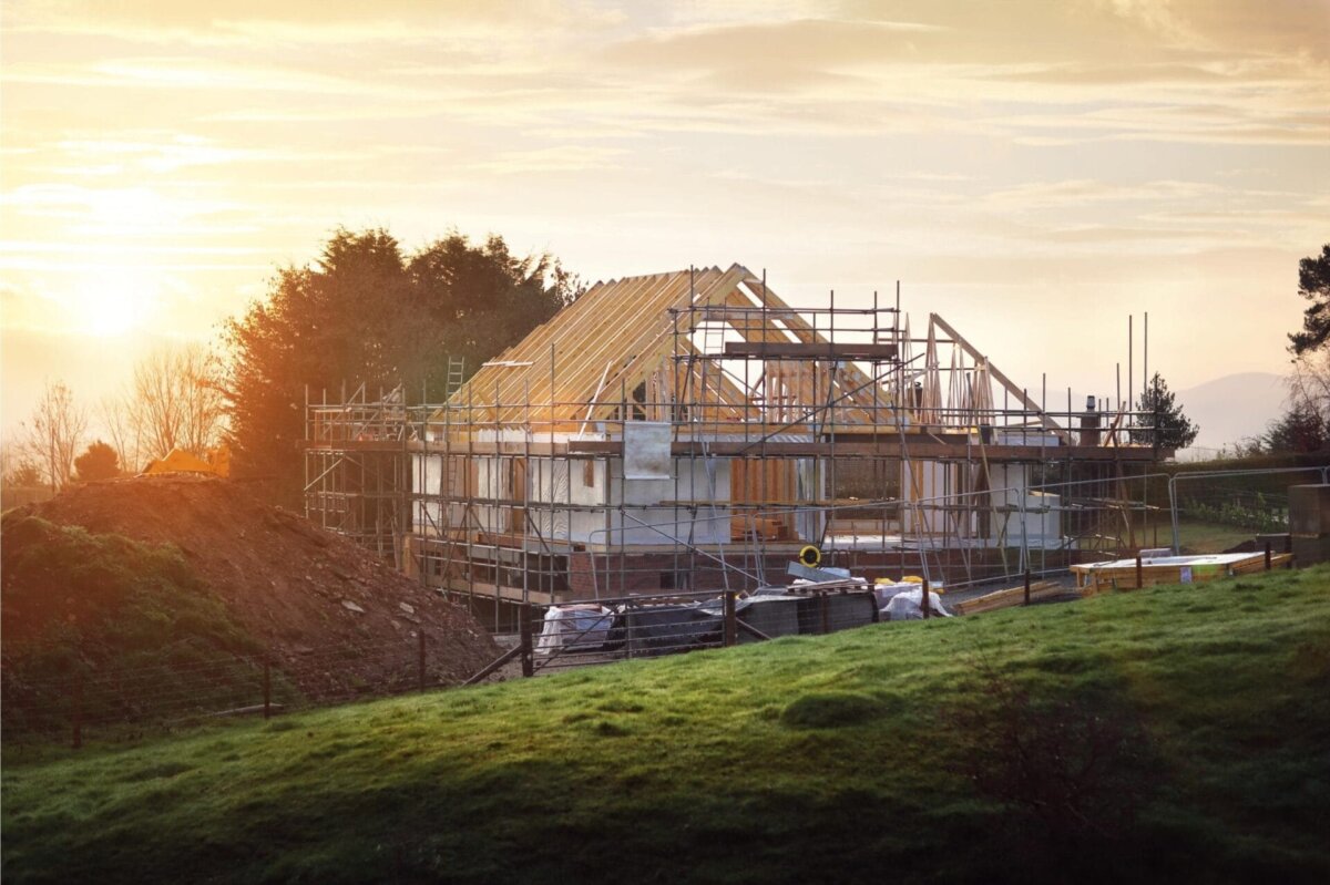Schritt für Schritt zum Traumhaus: Wer individuelle Wohnträume verwirklichen möchte, baut in der Regel neu. (Foto: Bausparkasse Schwäbisch Hall)