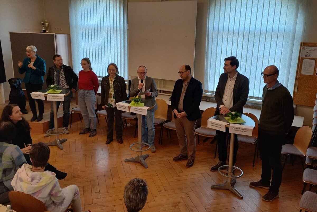 Standen Rede und Antwort: politische Ansprechpartner am Samstag waren Margot Hahn-Grönke (Gebärdensprach-Dolmetscherin), Ralf Banholzer (CDU), Felicitas Bott (SPD+FFR), Ingeborg Gekle-Maier (Bündnis 90/Die Grünen), Moderator Dietmar Stephan, Oberbürgermeister Dr. Christian Ruf, Daniel Karrais, MdL (FDP) und Dr. Peter Schellenberg (FWV) (v.l.n.r.) Foto: pm