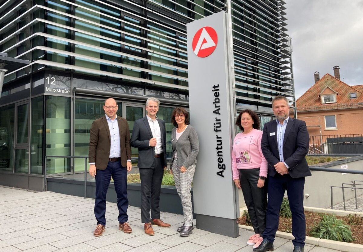 Oberbürgermeister Dr. Christian Ruf und der städtische Wirtschaftsförderer Alexander Stengelin tauschten sich mit Sylvia Scholz, Gülay Yavuz und Michael Gunia (von links) am Rottweiler Sitz der Agentur für Arbeit über das Thema Fachkräfte aus (Foto: Stadt Rottweil / Hermann).