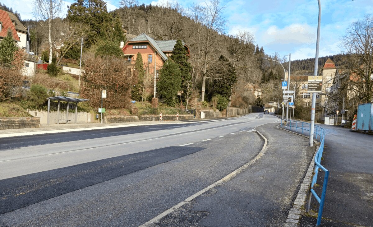 Bushaltestellen an der H.A.U.: Es fehlt noch die Verkehrsinsel und der Umbau der Haltestelle bergauf. Foto: him