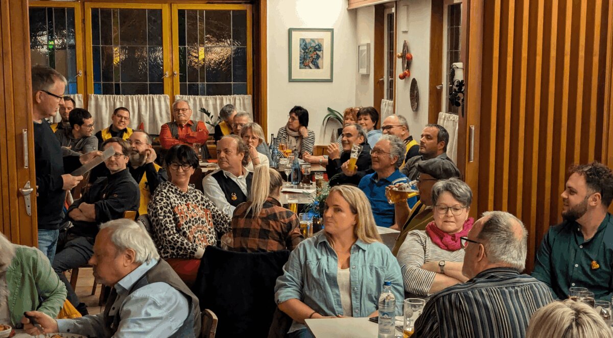 Bernd Fader (links stehend) bei der Hanselversammlung. Foto: pm