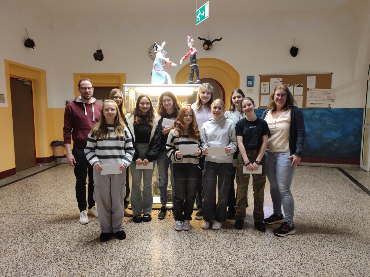 Preisträgerinnen des Projekts „Planet Plastic“ in Klassenstufe 9 zusammen mit den Lehrkräften Nicole Marte-Nick (rechts) und Michael Seckinger (links). Fotos: Schule