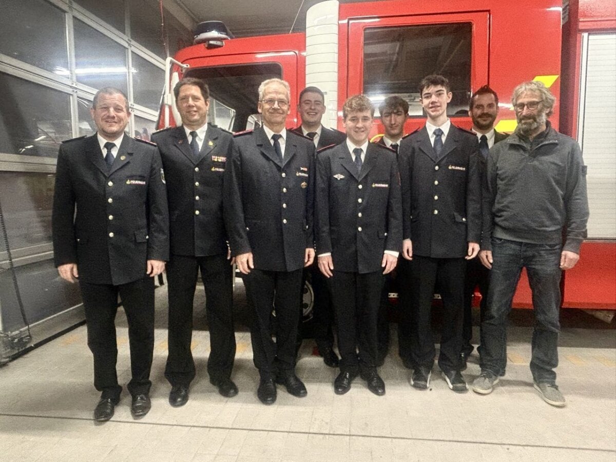 Von links: bteilungskommandant Markus Württemberger, Stadtbrandmeister Frank Müller, Martin Prinz, Julian Werni, Max Digeser, Luca Anderson, Tom Gitter, stv. Abteilungskommandant Marius Kohler, Ortsvorsteher Rainer Hils. Foto: Mack