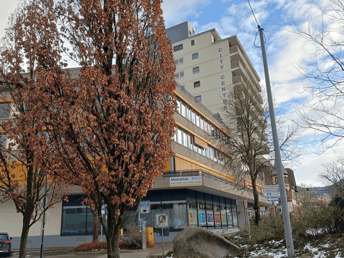 Im Cityhochhaus sind die Fachbereiche 2 und 4 untergebracht, sowie die Mediathek. Foto: him
