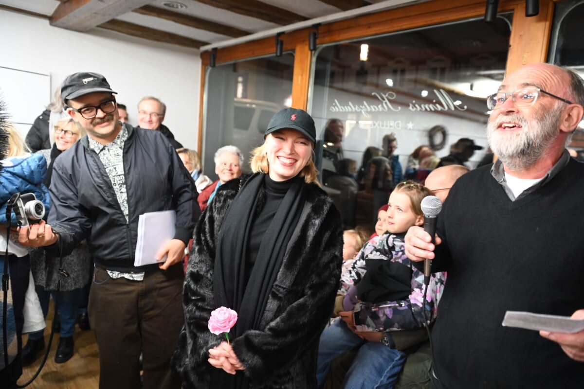 Gute Laune bei der ersten Vernissage in der neuen Ausstellungsplattform für junge Kunstschaffende in der Hauptstraße 40 in Rottweil. Foto: nrwz