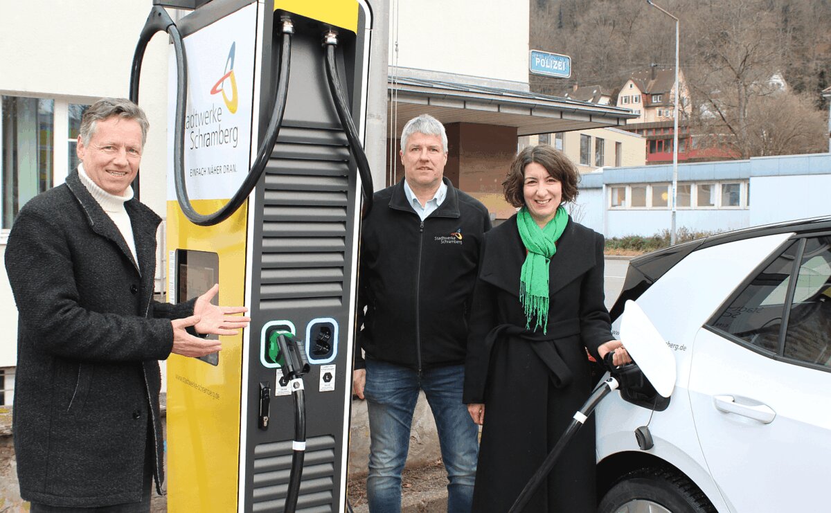 Peter Kälble (Geschäftsführer Stadtwerke Schramberg), Christian Blessing (Stadtwerke Schramberg) und OB Dorothee Eisenlohr  an der neuen Schnellladesäule in Schramberg (von links). Foto: Stadtwerke Schramberg