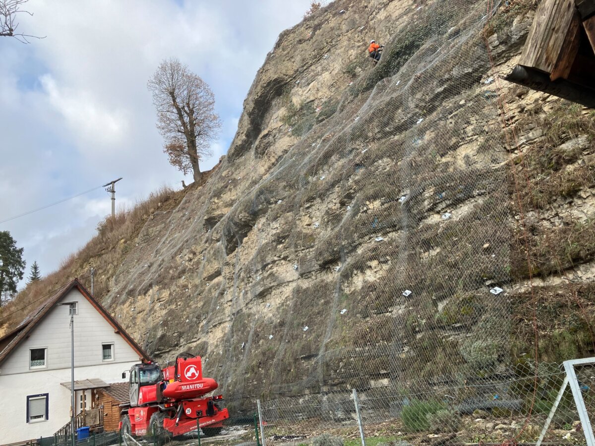 Die Bilder zeigen die Arbeiten am Felshang in Bühlingen (Foto: Stadt Rottweil / Jauch).
